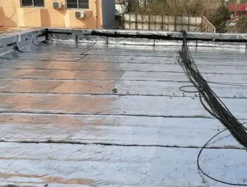 东乡卫生间漏水维修公司分享下东乡屋面楼顶防水刚性防水层施工要点。